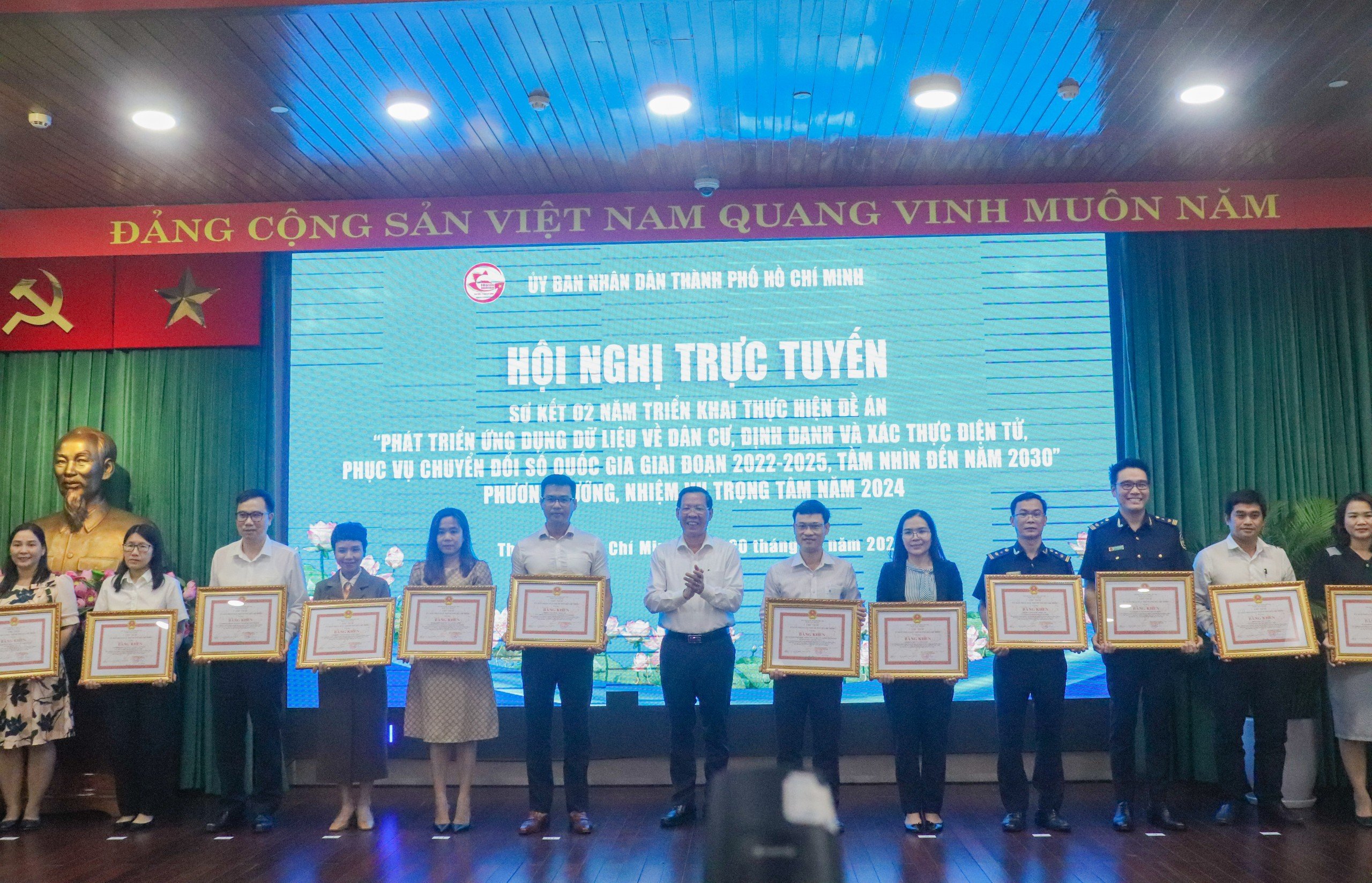 Chủ tịch UBND TP.HCM tặng Bằng khen cho 65 tập thể, 105 cá nhân đạt thành tích xuất sắc trong triển khai thực hiện Đề án 06.