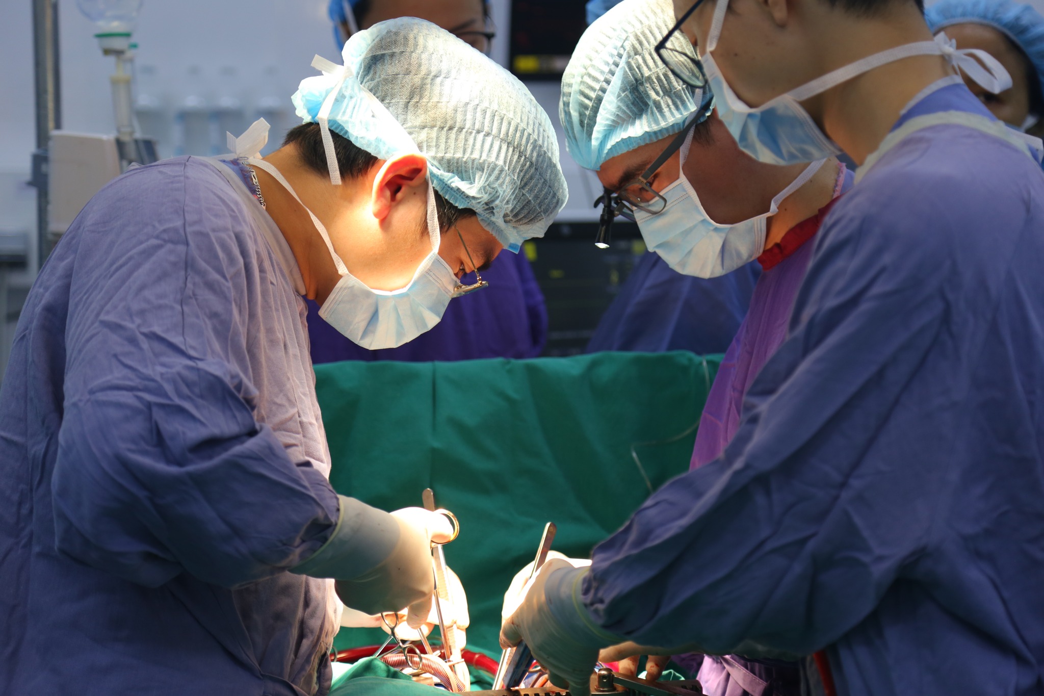 Người tham gia bảo hiểm y tế được đảm bảo quyền lợi khi không may ốm đau, bệnh tật phải đi điều trị. Ảnh minh họa: Việt Nguyễn.