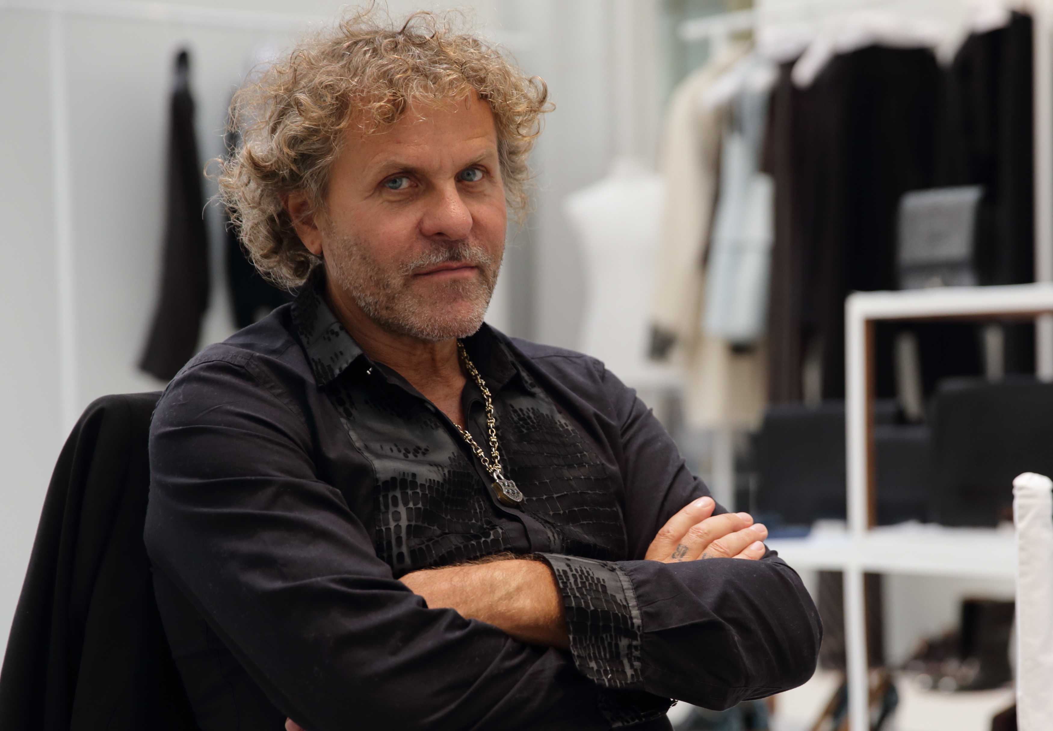 Chủ tịch Tập đoàn OTB Renzo Rosso tại showroom của Maison Margiela ở Paris. Ảnh: Reuters