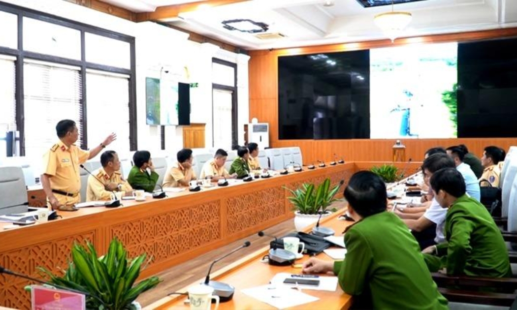 Lực lượng chức năng phân tích nguyên nhân xảy ra vụ tai nạn đặc biệt nghiêm trọng