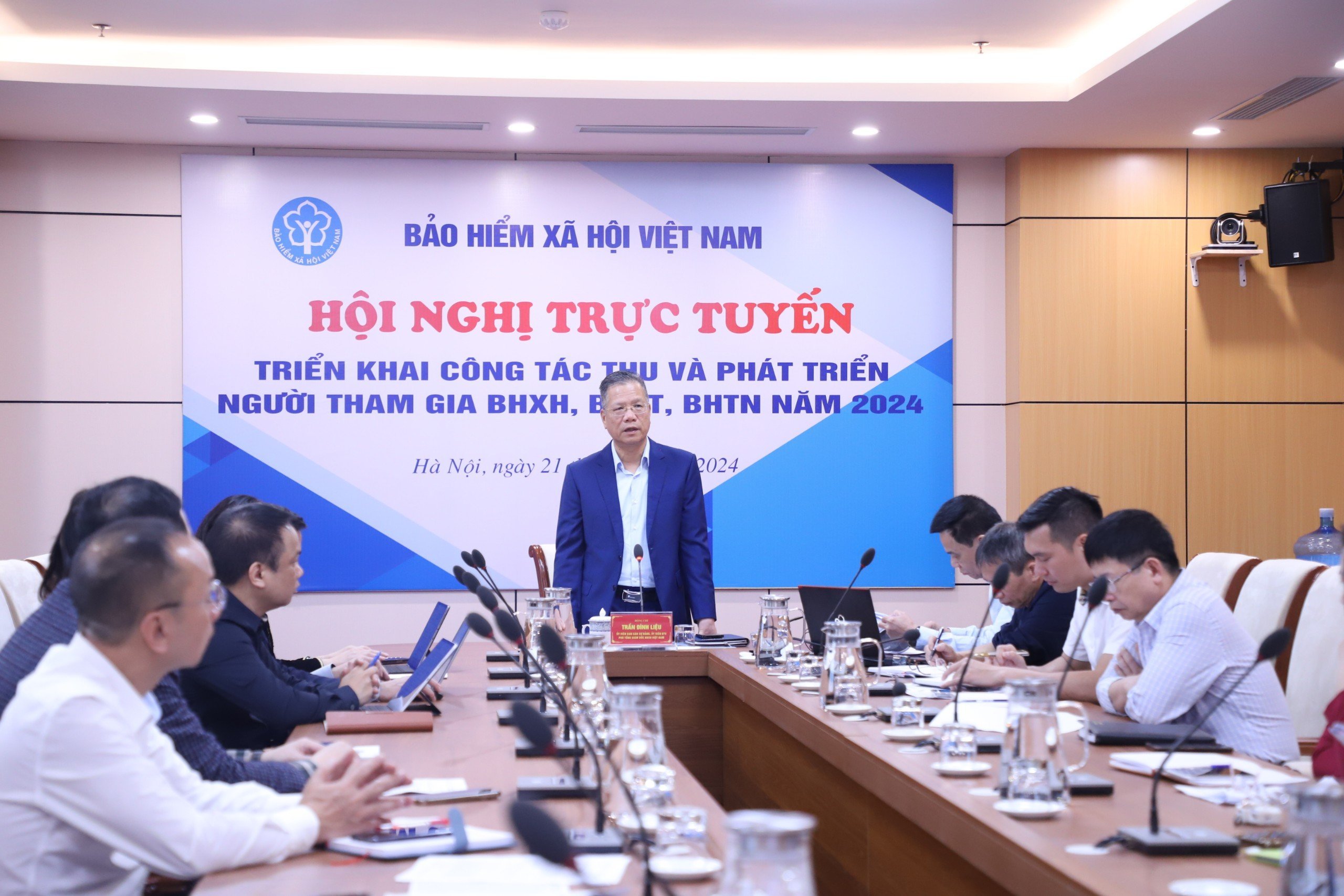 Phó Tổng Giám đốc Bảo hiểm xã hội Việt Nam Trần Đình Liệu chủ trì hội nghị. 