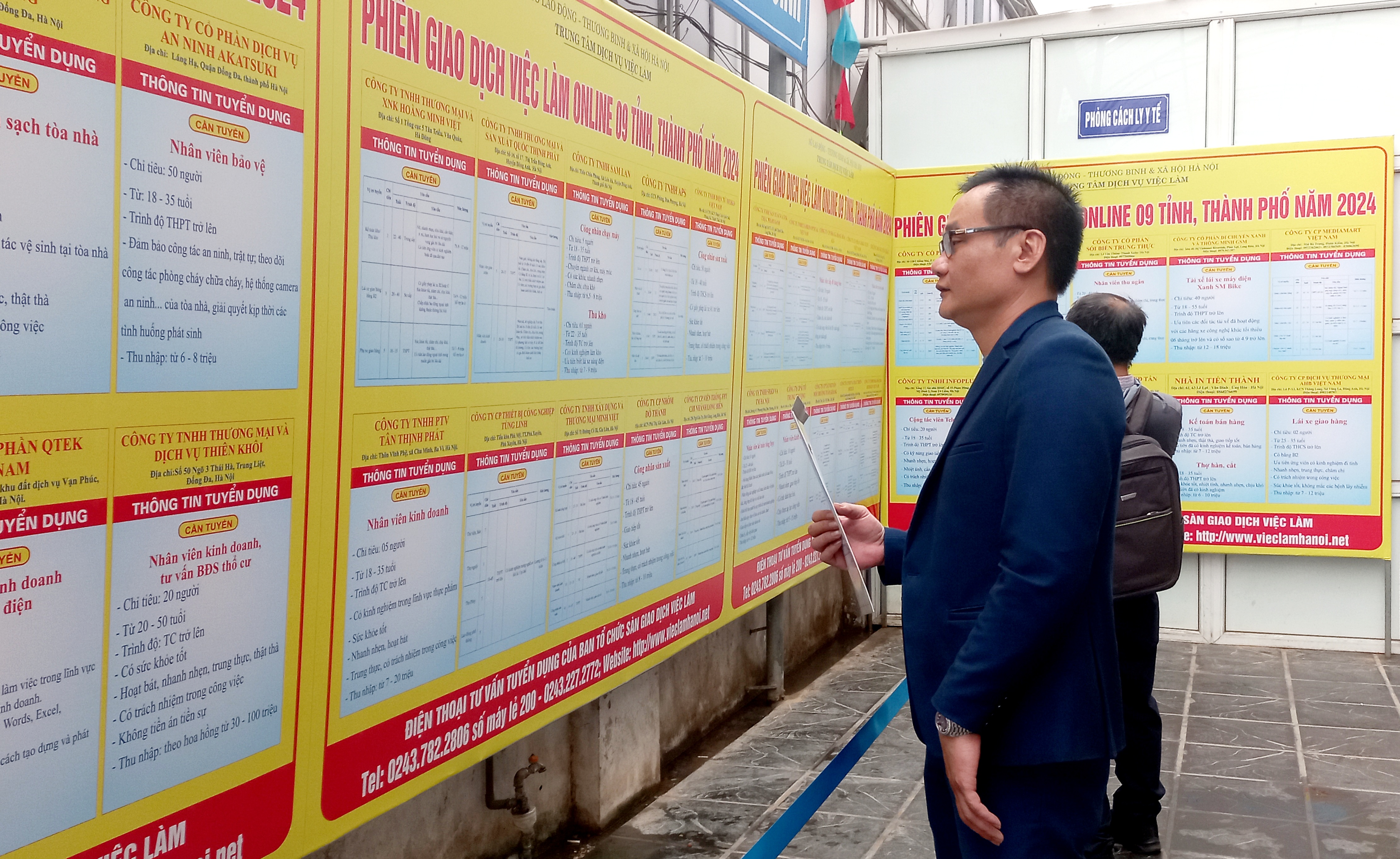 Người lao động theo d&otilde;i th&ocirc;ng tin tuyển dụng tại phi&ecirc;n việc l&agrave;m ng&agrave;y 22/2. Ảnh: Nhật Dương.