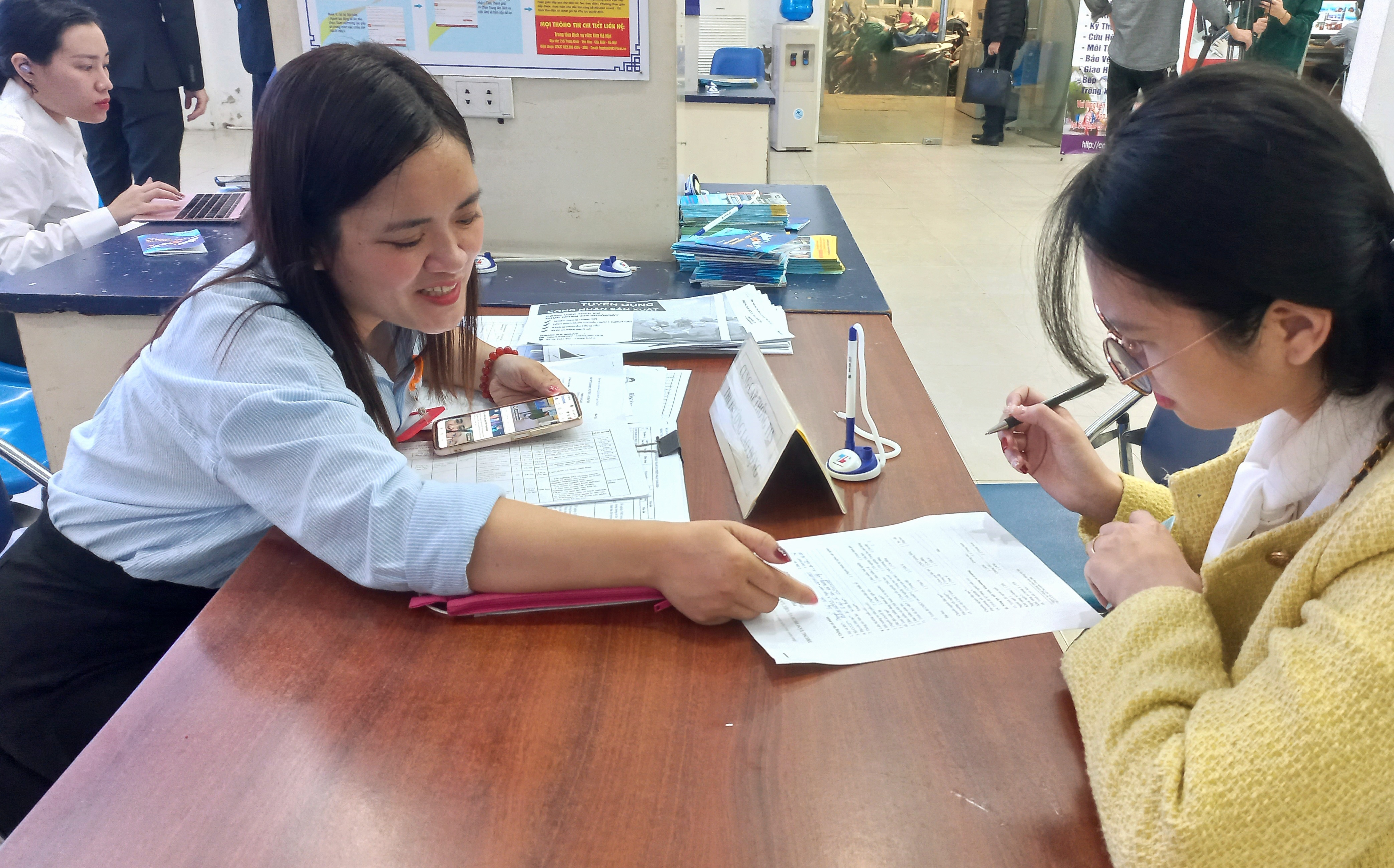 Tư vấn c&aacute;c vị tr&iacute; việc l&agrave;m ph&ugrave; hợp với người lao động. Ảnh: Nhật Dương.