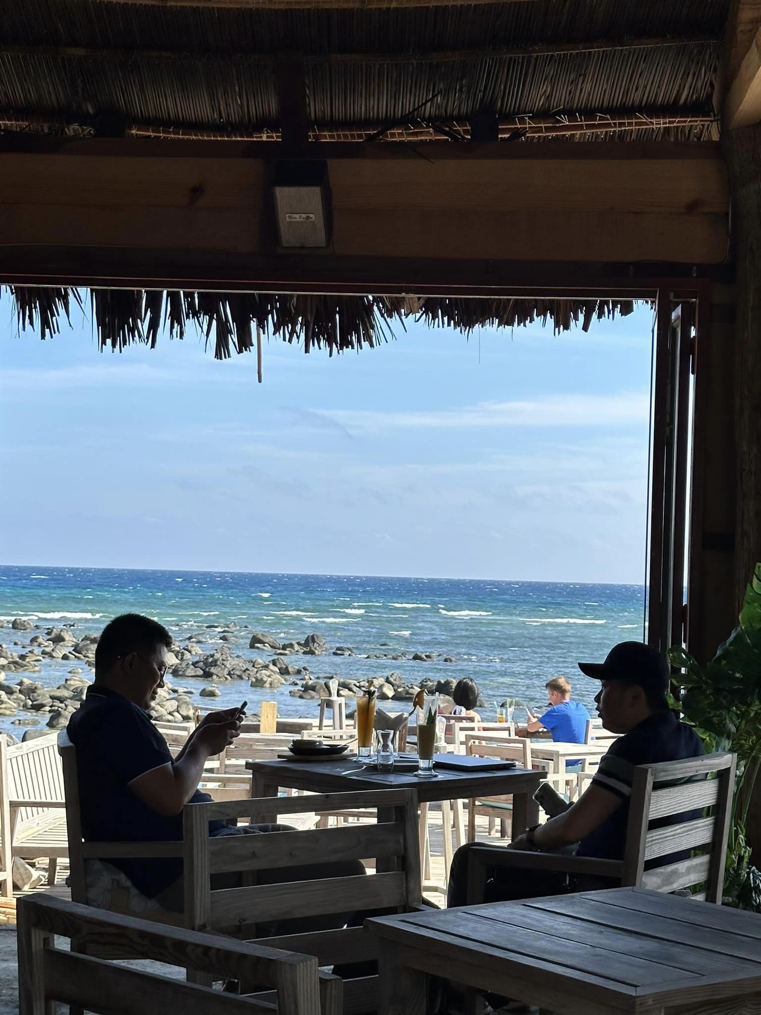 Thường th&igrave; du kh&aacute;ch sẽ kết nối với c&aacute;c đơn cị cung cấp dịch vụ tại Ph&uacute; Qu&yacute; qua mạng x&atilde; hội hoặc điện thoại trước khi đến đảo. Ảnh: Sea La Vie