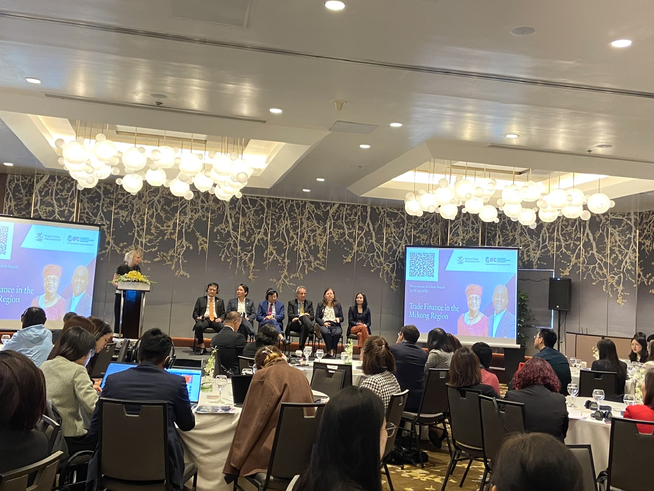 Đại diện c&aacute;c ng&acirc;n h&agrave;ng, hiệp hội, chuy&ecirc;n gia thảo luận.