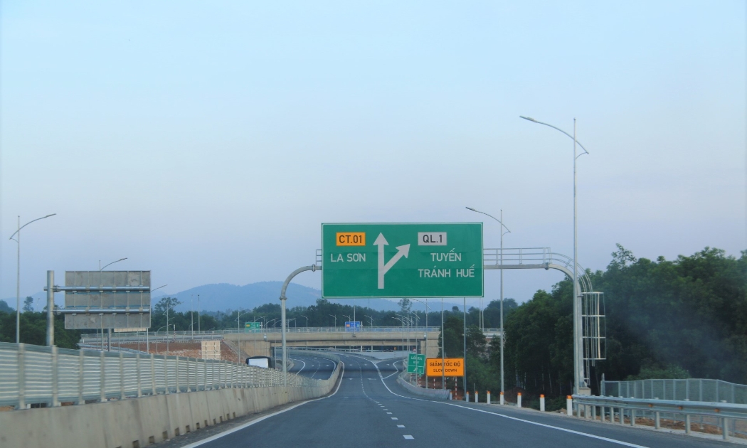 Dự án dài 98,3 km quy mô 2 làn xe, trong đó có 9 đoạn 4 làn xe, chiều dài mỗi đoạn khoảng 1,5 km.