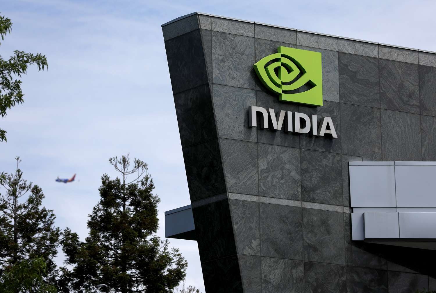 Tổng doanh thu của Nvidia đã tăng 265% so với một năm trước, nhờ doanh số bán chip AI cho máy chủ tăng mạnh, đặc biệt là chip “Hopper” của công ty như H100.