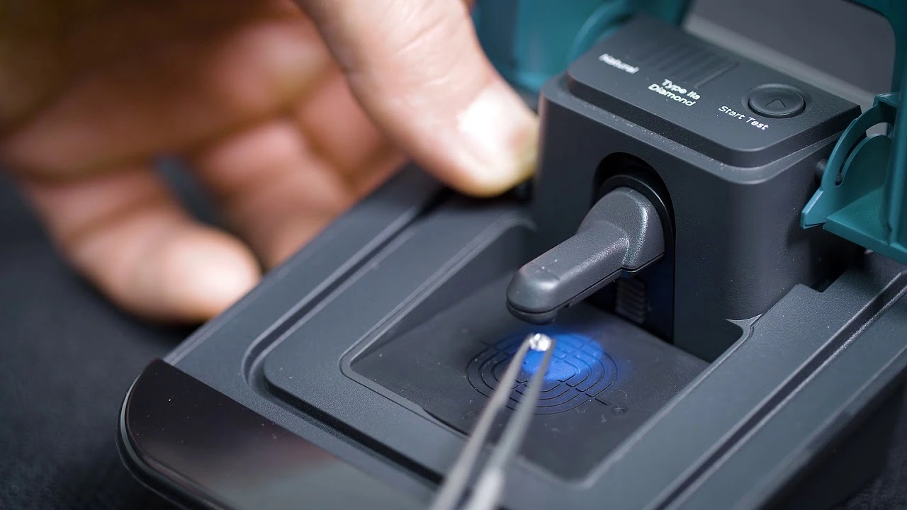 Tại Mỹ, nhiều người ti&ecirc;u d&ugrave;ng bắt đầu cho rằng th&agrave; mua kim cương tự nhi&ecirc;n m&agrave; k&iacute;ch thước nhỏ c&ograve;n hơn mua kim cương nh&acirc;n tạo.