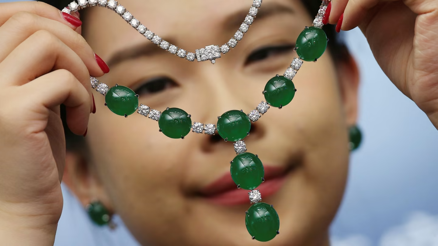 Những người coi kim cương là tài sản đang dần chuyển sang đầu tư các loại đá quý có màu.
