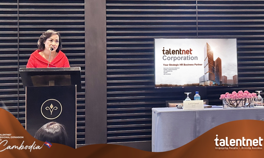 Bà Tiêu Yến Trinh cùng đội ngũ nhân viên Talentnet bản xứ tổ chức hội thảo lương thưởng tại Campuchia năm 2023.