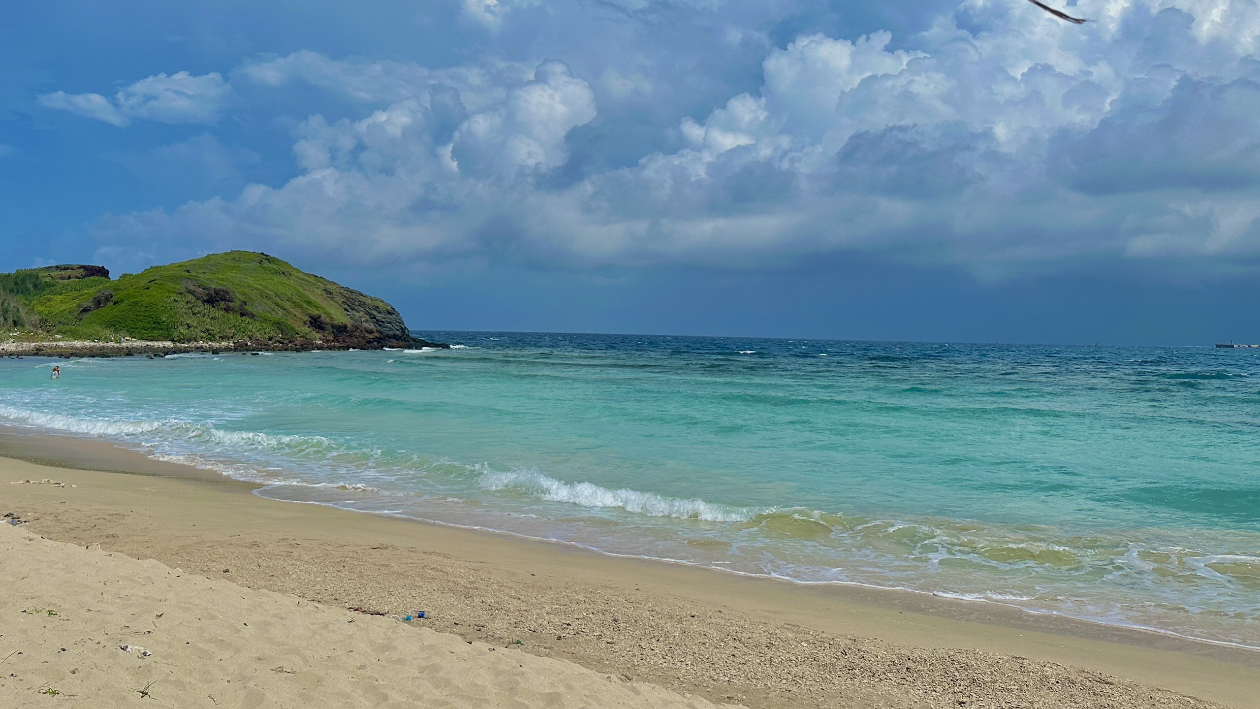 B&atilde;i biển tại Ph&uacute; Qu&yacute; hoang sơ với mặt biển xanh biếc. Ảnh: Hạnh Đặng.