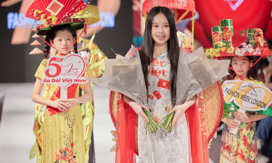 Nhà thiết kế 14 tuổi Anna Hoàng đã có 2 bộ sưu tập áo dài được trình diễn tại Tuần lễ thời trang London.