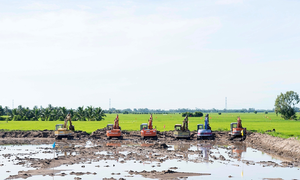 Cao tốc Châu Đốc - Cần Thơ - Sóc Trăng đang chờ cát. Ảnh: Ngô Chuẩn.