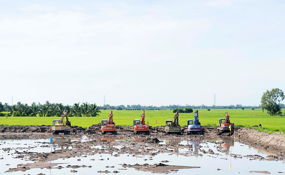 Cao tốc Châu Đốc - Cần Thơ - Sóc Trăng đang chờ cát. Ảnh: Ngô Chuẩn.