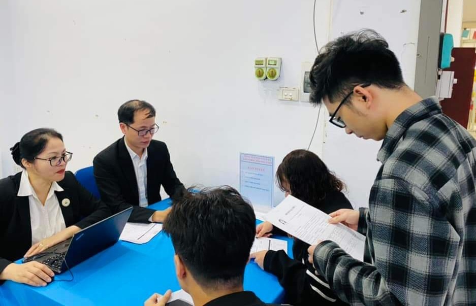 Bà Nguyễn Thị Lan, Phó Giám đốc Bộ phận tuyển dụng và đào tạo, Công ty Cổ phần Quản lý và Khai thác tòa nhà VNPT (ngoài cùng bên trái) trao đổi với người lao động. Ảnh: N.Dương.