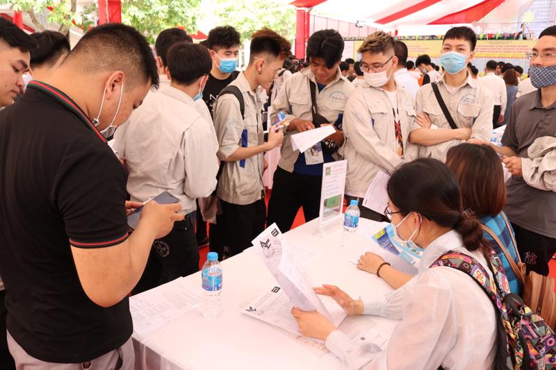 Doanh nghiệp tìm kiếm lao động tại các phiên giao dịch việc làm. Ảnh - N.Dương.