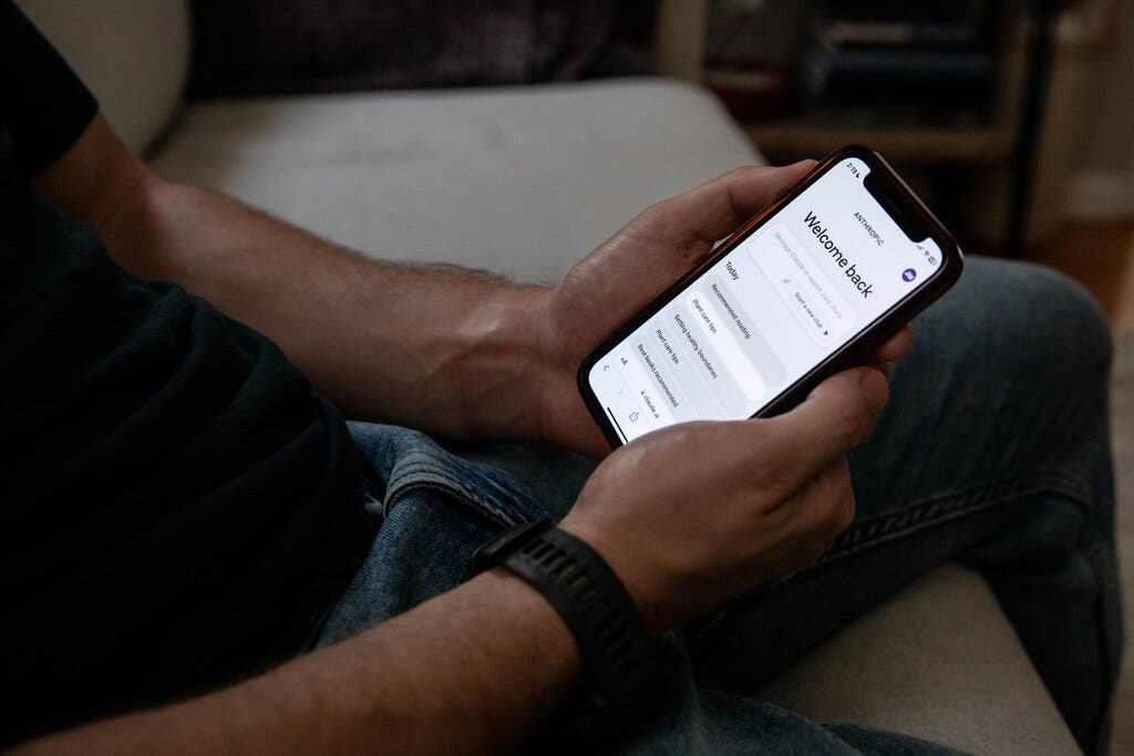 Claude, chatbot của Anthropic, là chatbot phổ biến nhất trong số các dịch vụ AI được cung cấp trên Amazon Web Services khi Amazon đầu tư vào Anthropic. Ảnh: The New York Times.