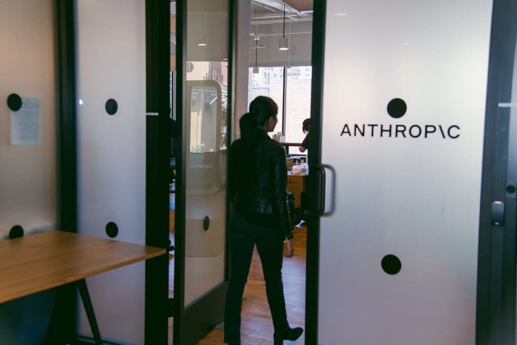 Chỉ trong vòng 1 năm, công ty khởi nghiệp AI Anthropic đã thu về 7,3 tỷ USD.