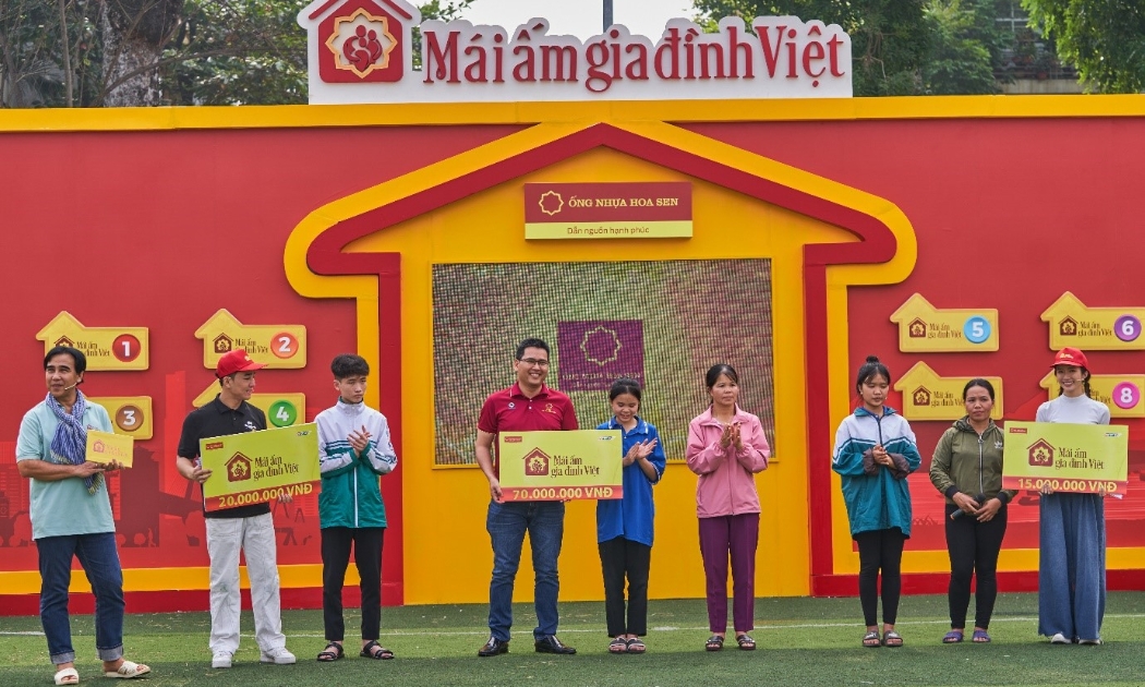 Đại diện Công ty Cổ phần nhựa Hoa Sen (Hoa Sen Group) đến dự và trao tặng quà.