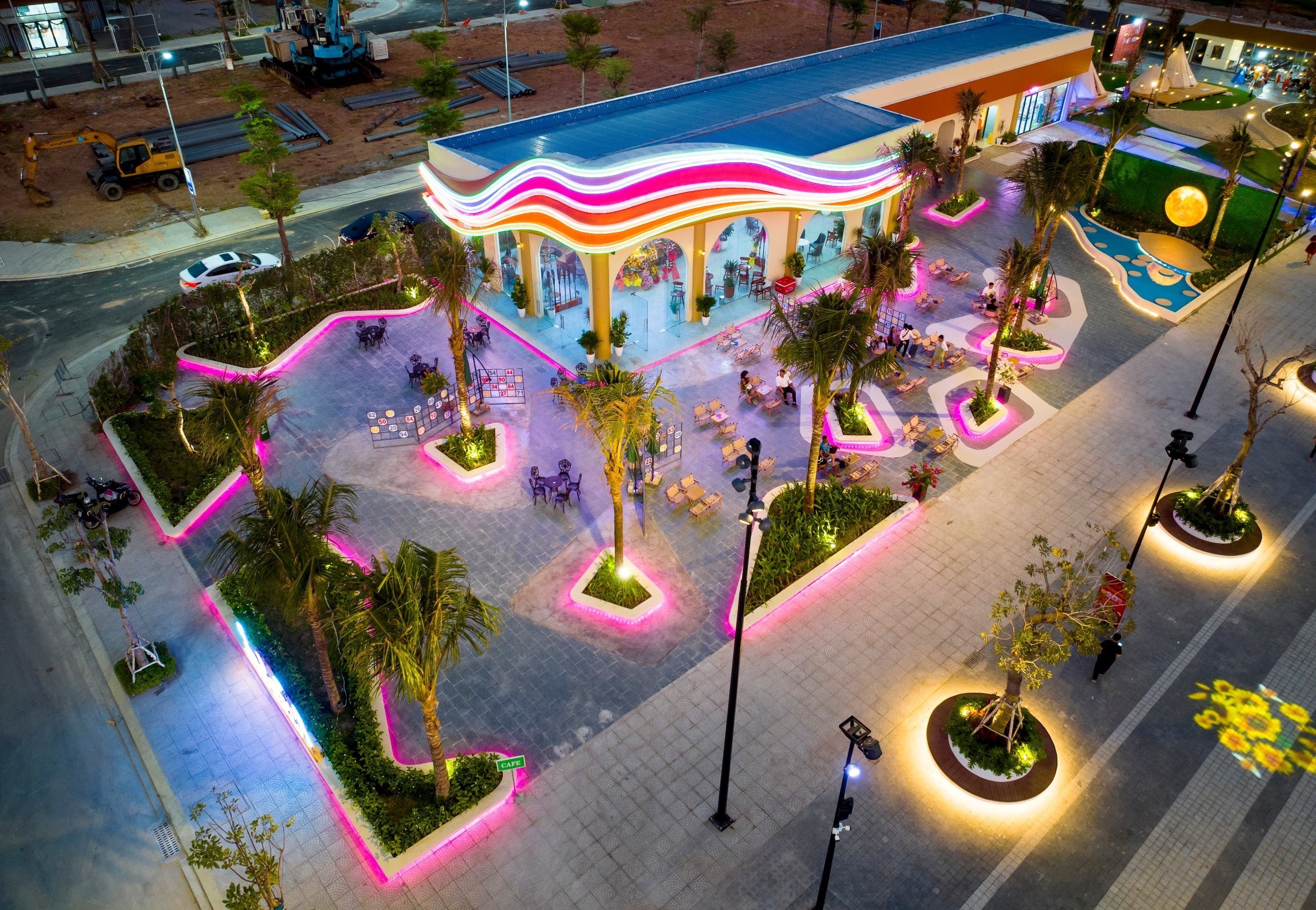 Quán cà phê See Tình - điểm nhấn hút khách mạnh mẽ nhất của New Vegas Center nhờ thiết kế độc đáo.