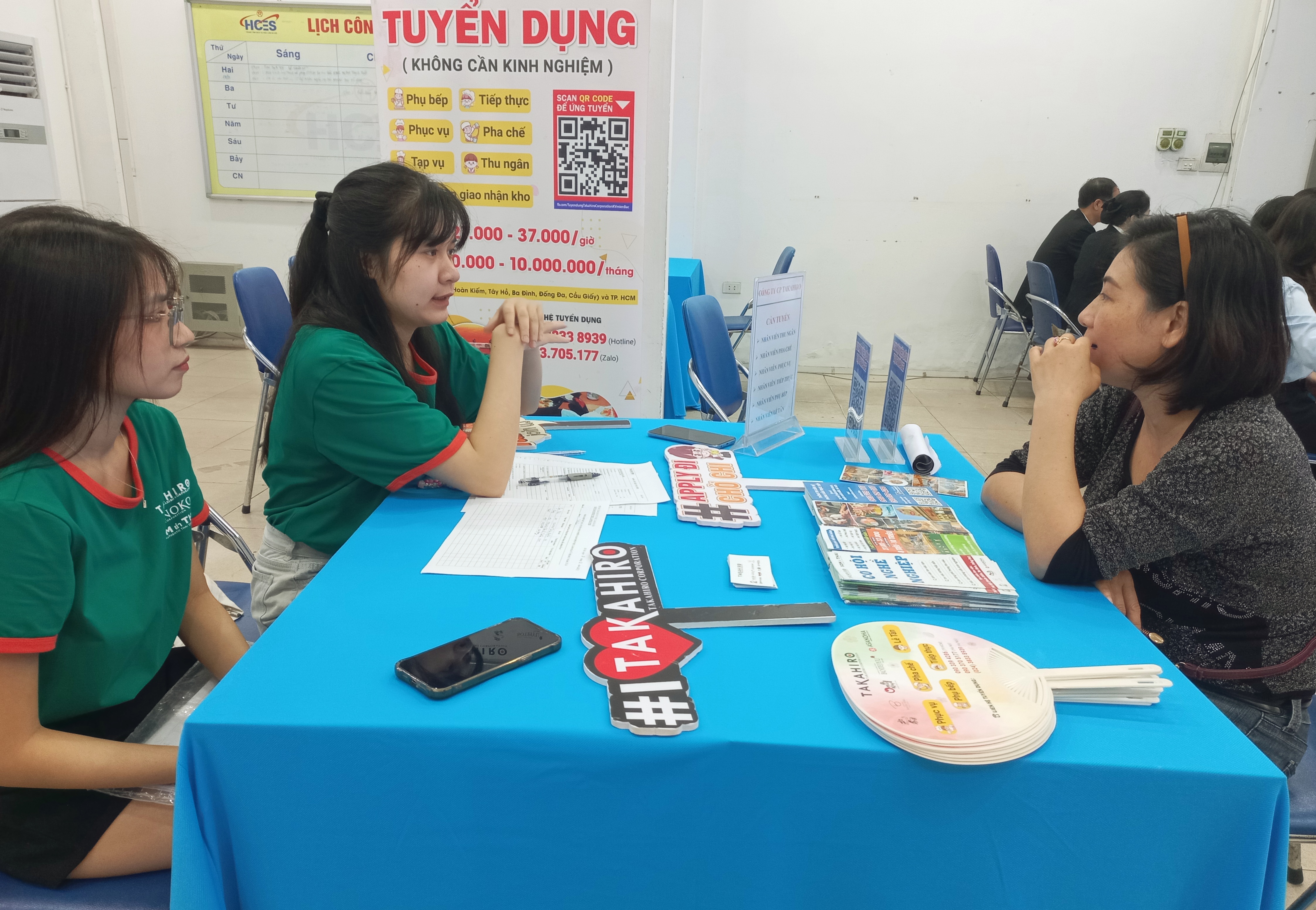 Các doanh nghiệp nhóm thương mại, dịch vụ đang đẩy mạnh tuyển dụng lao động ngay đầu năm. Ảnh: Nhật Dương.