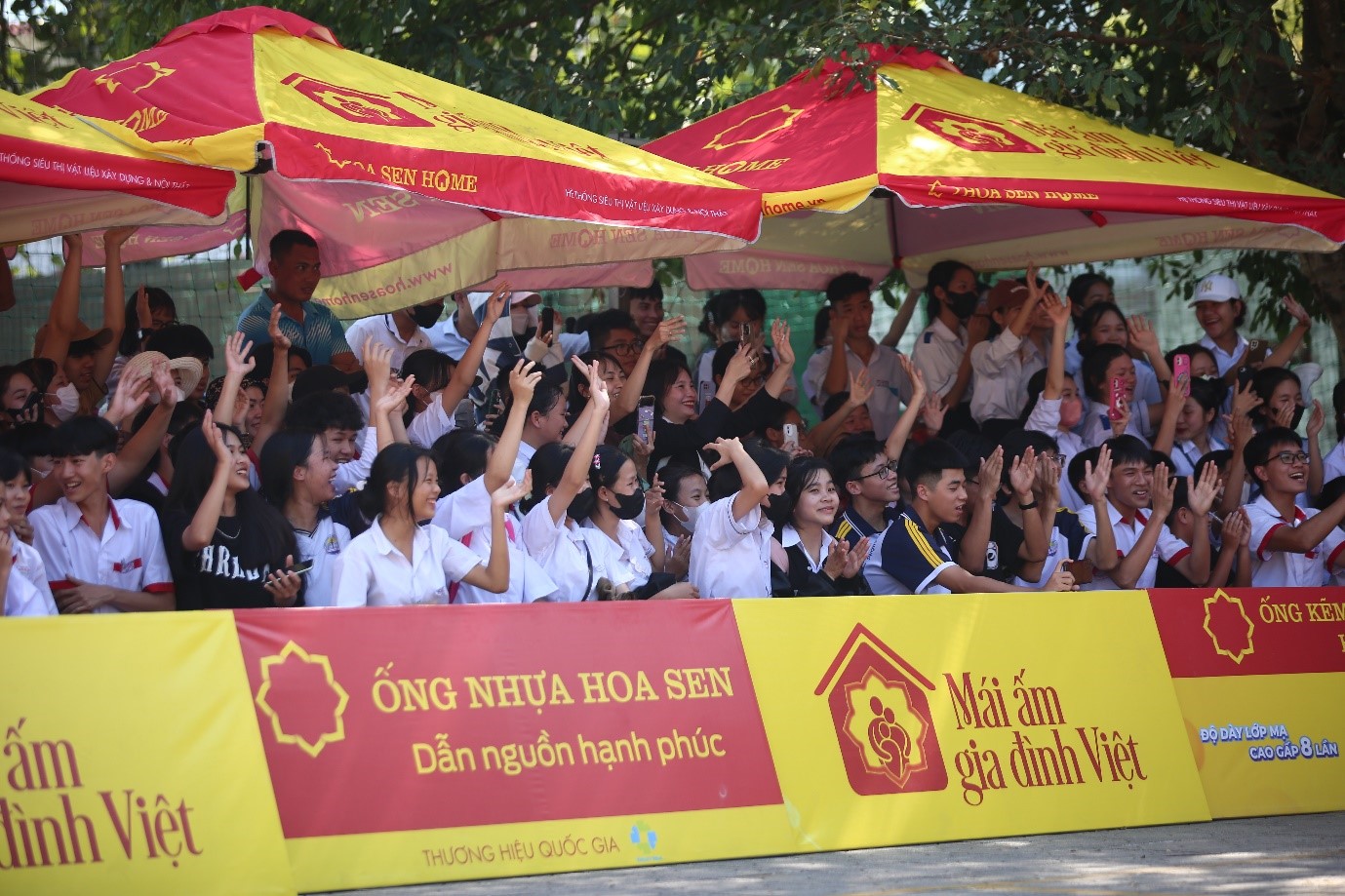 Kh&aacute;n giả h&agrave;o hứng chụp h&igrave;nh c&ugrave;ng chương tr&igrave;nh.