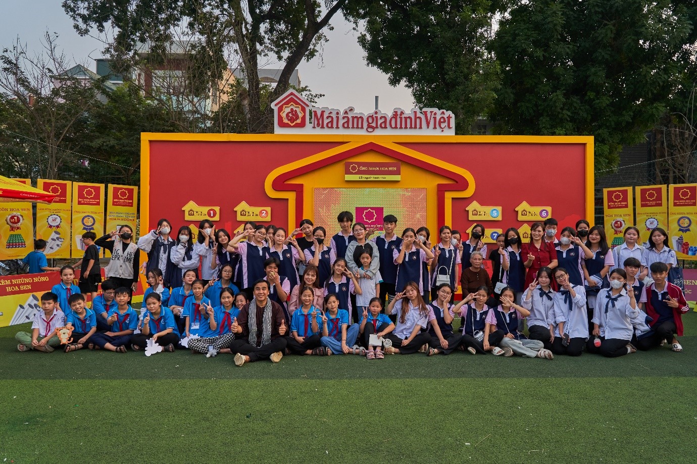 Biết ơn tình cảm yêu mến của bà con đã dành cho “Mái ấm Gia đình Việt” tại mỗi nơi chương trình đặt chân đến.