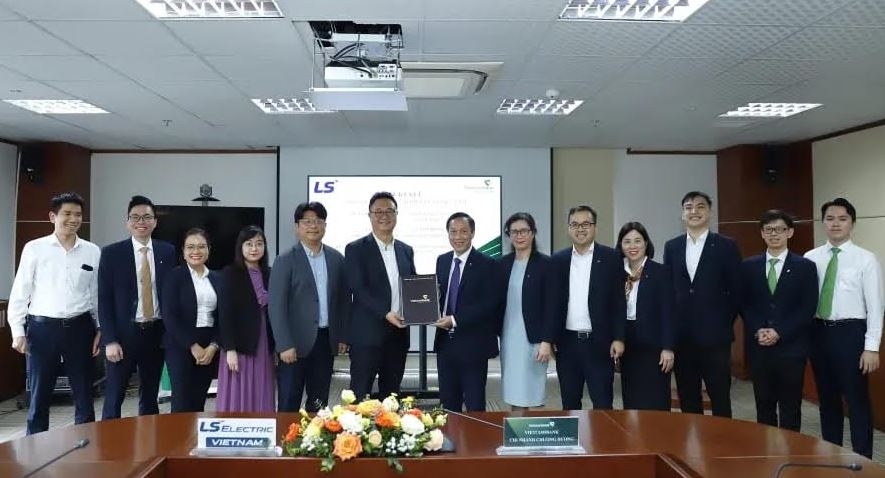 Đại diện Vietcombank Chương Dương và Công ty TNHH Thiết bị điện tử LS Việt Nam chụp ảnh lưu niệm.