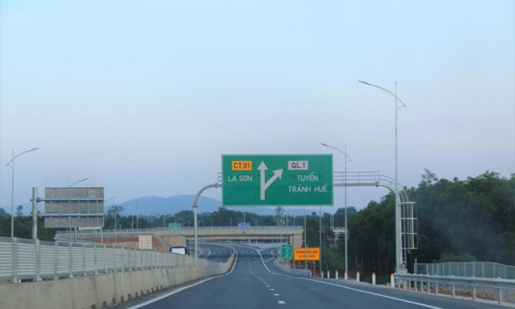 Dự án dài 98,3 km quy mô 2 làn xe, trong đó có 9 đoạn 4 làn xe, chiều dài mỗi đoạn khoảng 1,5 km.