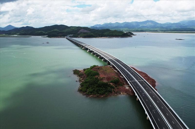 The Ha Long - Van Don Expressway. 