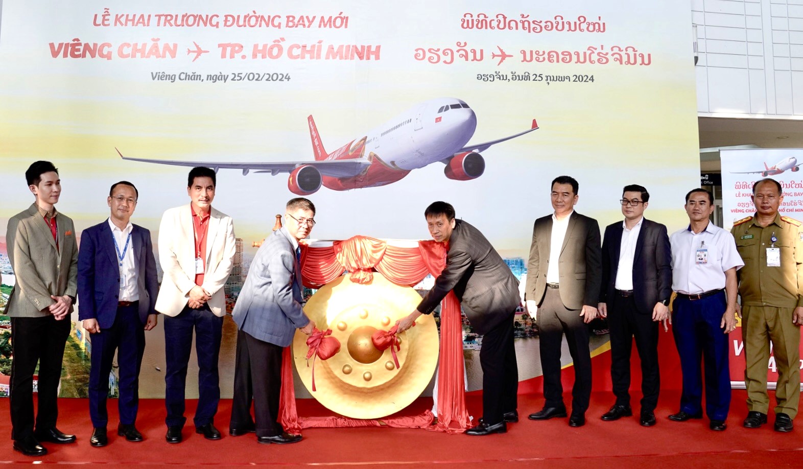 Ông Bounteng Symoon – Phó Tổng Cục trưởng Cục Hàng không Dân dụng Lào và ông Nguyễn Thanh Sơn - Phó Tổng giám đốc Vietjet cùng các đại biểu thực hiện nghi thức khai trương đường bay mới tại sân bay Wattay, Viêng Chăn, Lào.