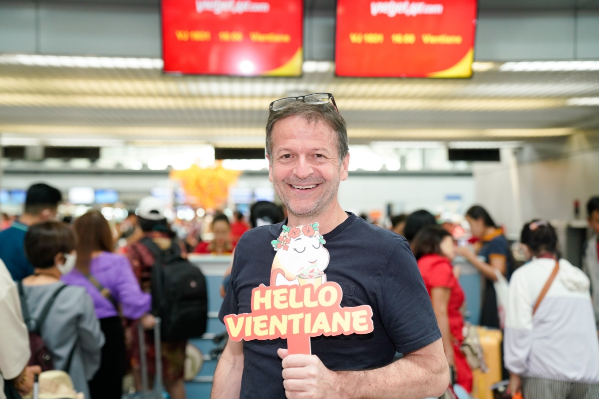 H&agrave;nh kh&aacute;ch h&agrave;o hứng trước chuyến bay khai trương kết nối.