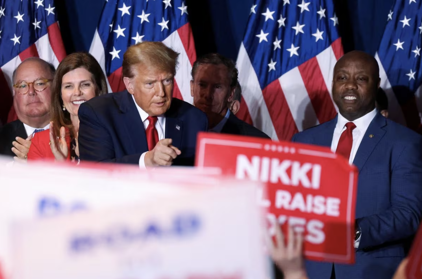 &Ocirc;ng Trump ăn mừng chiến thắng bầu cử sơ bộ ở South Carolina - Ảnh: Reuters.