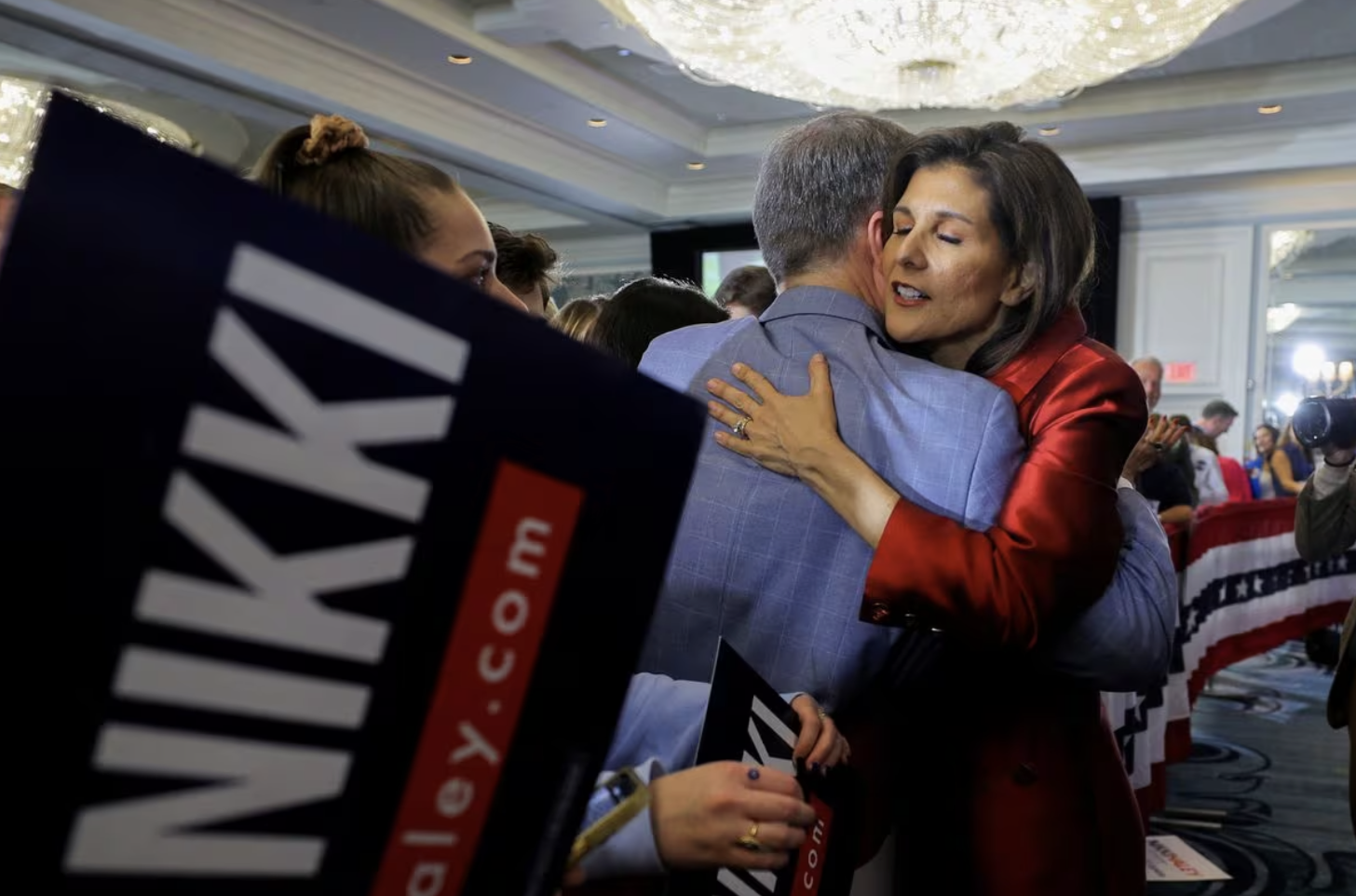Bà Haley gặp gỡ người ủng hộ trong cuộc bầu cử sơ bộ ở South Carolina - Ảnh: Reuters.