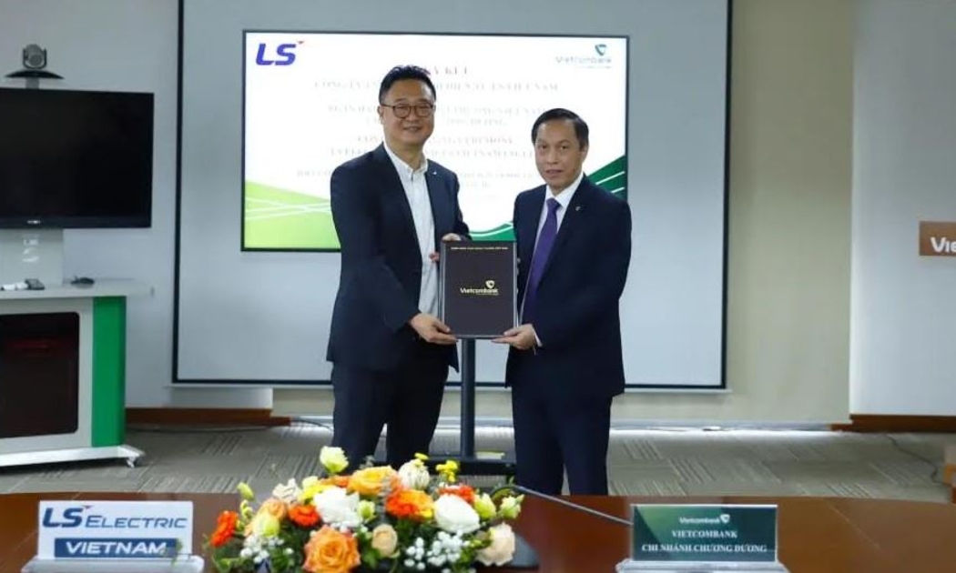 Ông Nguyễn Bá Minh - Giám đốc Vietcombank Chương Dương (bên phải) cùng ông Kim Yong Hoon - Tổng Giám đốc Công ty TNHH Thiết bị điện tử LS Việt Nam (bên trái) thực hiện ký kết.