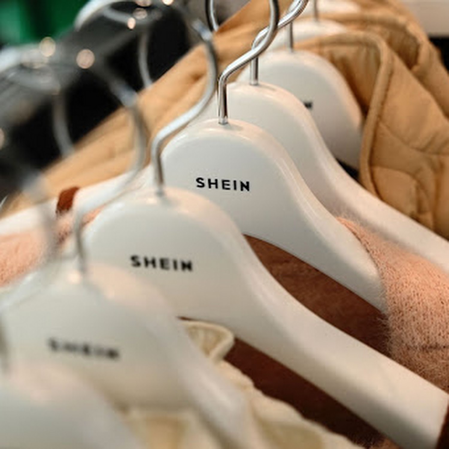 Shein có thể coi là một “thánh Gióng” trong làng thời trang nhanh.