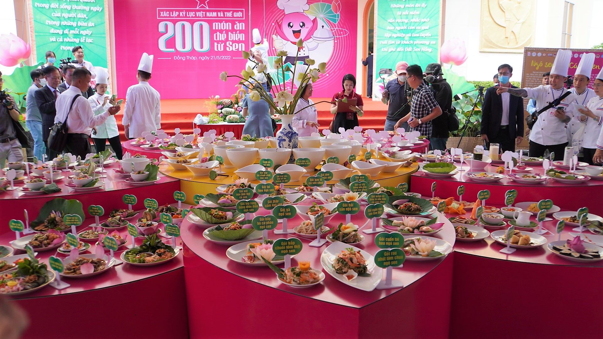 Về Đồng Th&aacute;p, du kh&aacute;ch sẽ được trải nghiệm ăn sen, uống sen, được thưởng thức những m&oacute;n ngon chế biến từ sen.