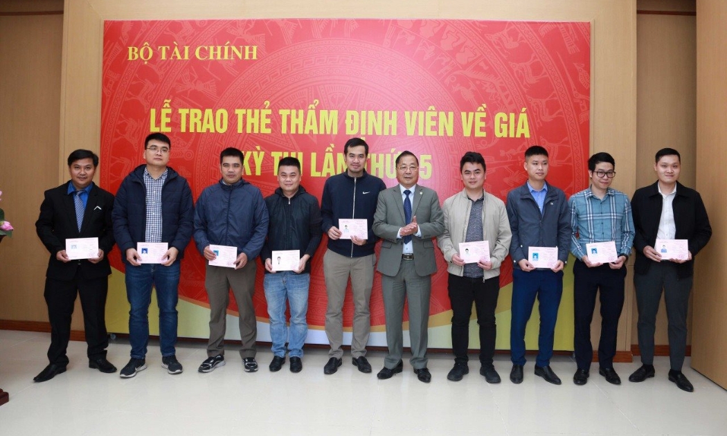 Đầu năm 2024, Bộ Tài chính trao 161 thẻ thẩm định viên về giá, nâng tổng số thẩm định viên về giá được cấp thẻ lên 2.513 người.