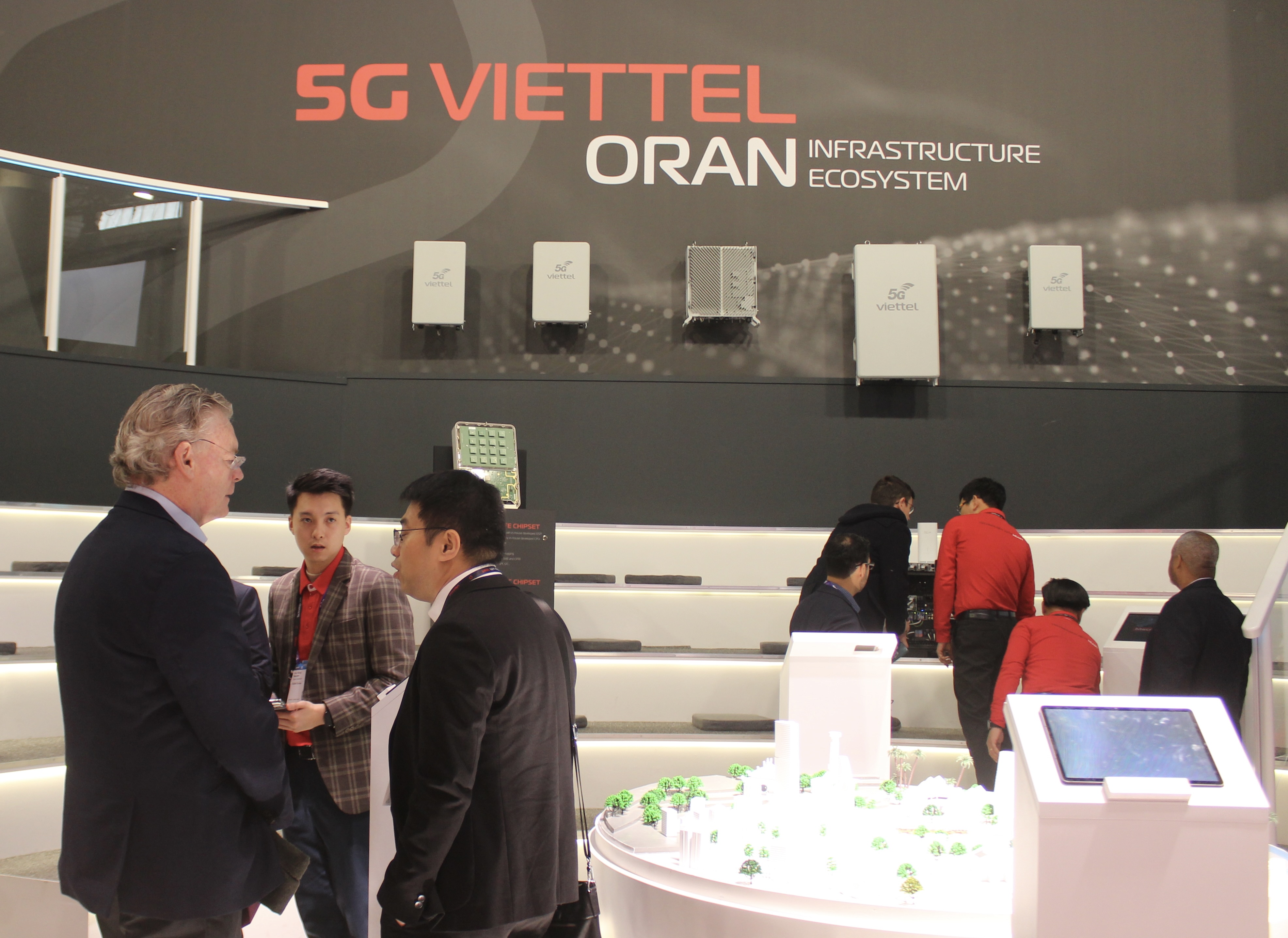 Đây là 2 trong số 17 sản phẩm đại diện cho hệ sinh thái công nghệ  được Viettel  giới thiệu tại sự kiện thường niên lớn nhất trong ngành công nghệ di động năm 2024.