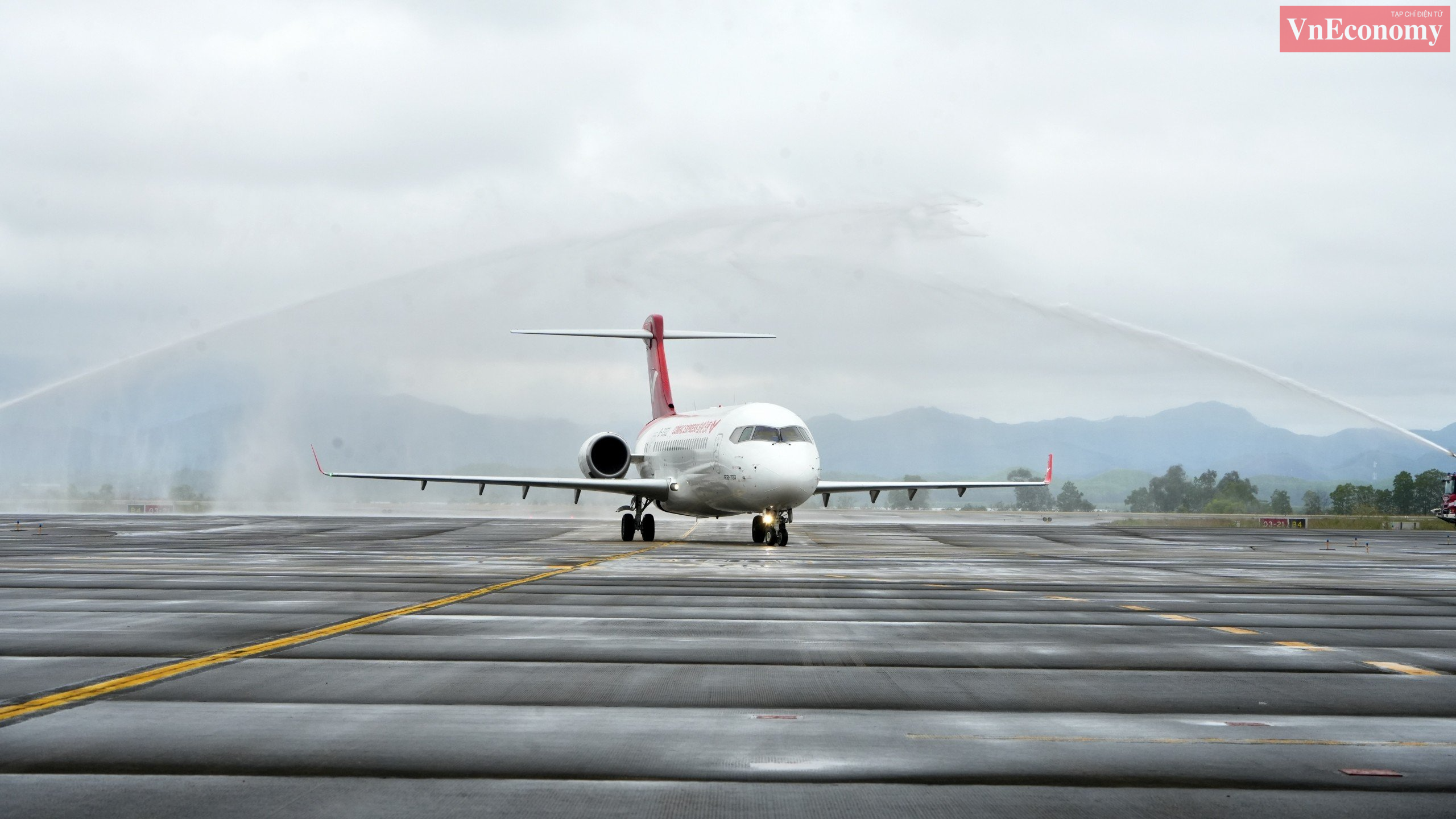 S&acirc;n bay V&acirc;n Đồn đ&atilde; tổ chức nghi thức phun v&ograve;i rồng (water salute) ch&agrave;o đ&oacute;n.