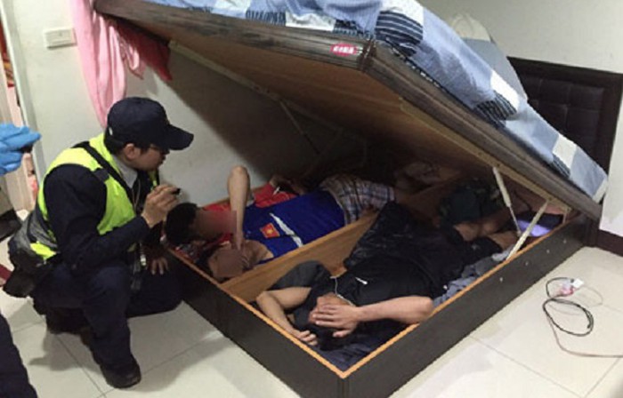 Lao động “chui” trốn, khi lực lượng chức năng của nước sở tại tiến hành truy quét. Ảnh minh họa