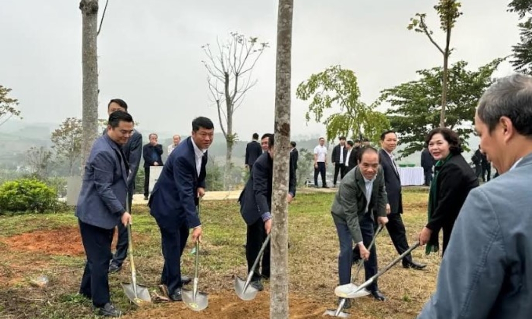 Thống đốc Ngân hàng Nhà nước Nguyễn Thị Hồng và đoàn công tác ngành Ngân hàng trồng cây tại khu di tích lịch sử của ngành.