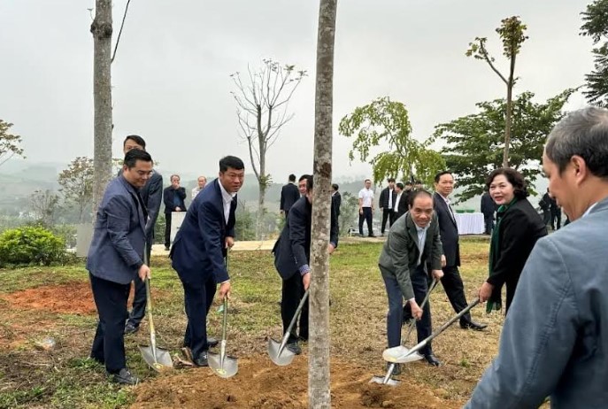 Thống đốc Ngân hàng Nhà nước Nguyễn Thị Hồng và đoàn công tác ngành Ngân hàng trồng cây tại khu di tích lịch sử của ngành.