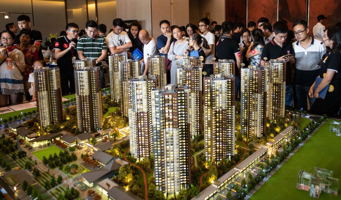 Doanh số bất động sản sụt giảm bởi niềm tin của người mua nhà tiếp tục đi xuống - Ảnh: Xinhua