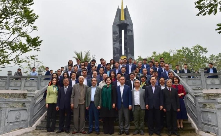 Đo&agrave;n đại biểu c&aacute;n bộ ng&agrave;nh Ng&acirc;n h&agrave;ng chụp ảnh lưu niệm tại Th&aacute;p Th&ocirc;ng Thi&ecirc;n.