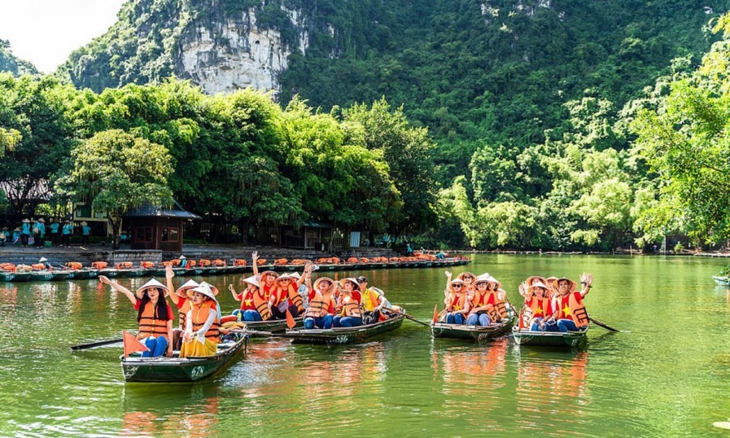 Năm mới Ninh Bình đón lượng lớn khách du lịch trong và ngoài nước đến tham quan (Ảnh: T.L)
