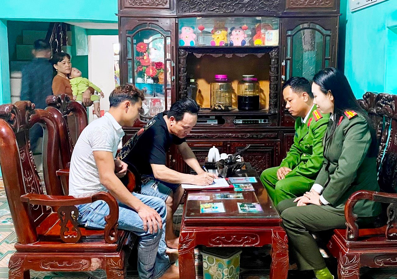 Lực lượng công an Thanh Hóa vận động người dân ký cam kết không xuất cảnh trái phép đi lao động tại nước ngoài