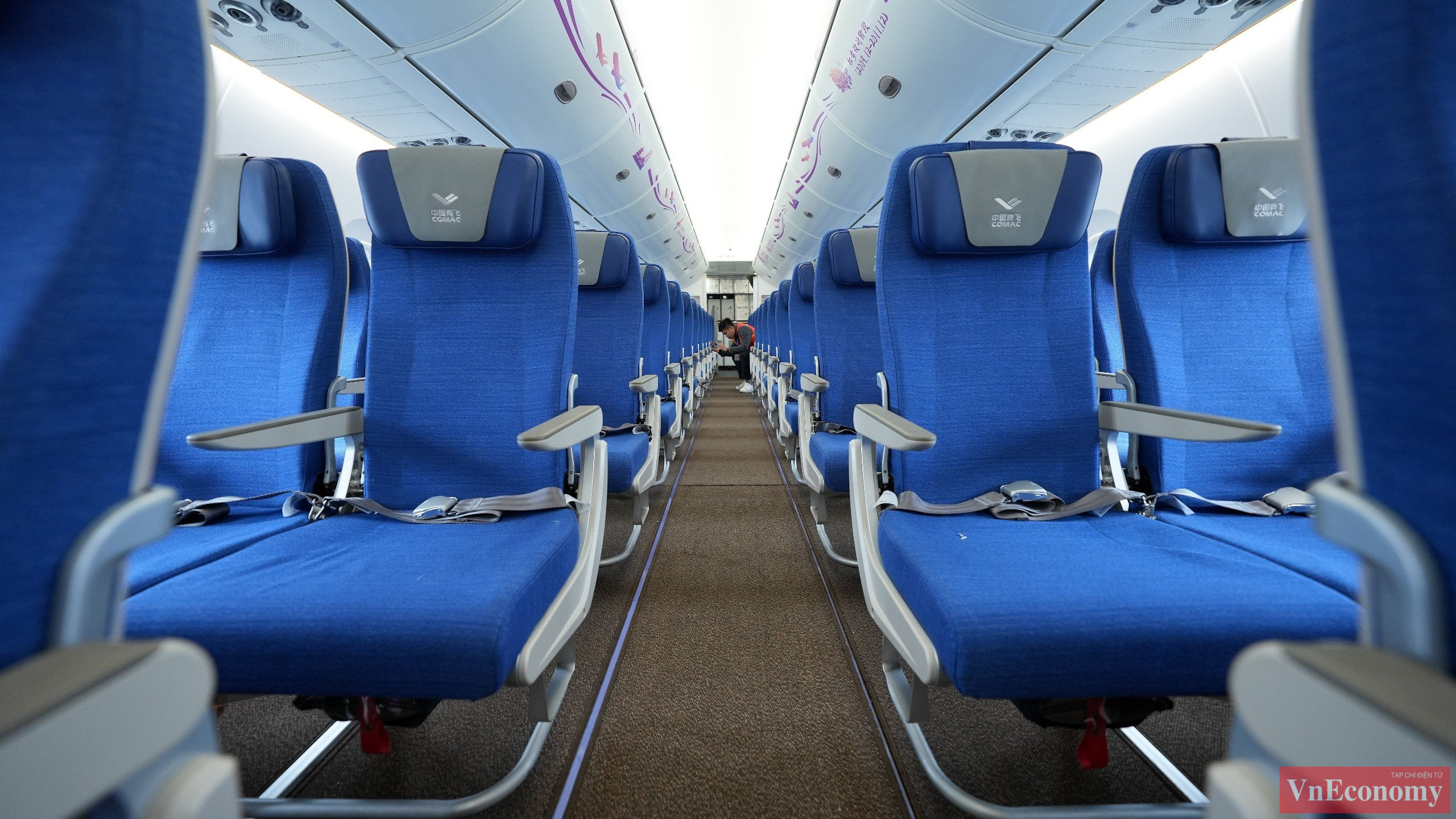 C919 có chiều dài gần 39 m, sức chứa 168 hành khách, tầm bay tối đa 4.075 km. Máy bay có cấu hình ghế tương tự các mẫu Boeing 737 Max và Airbus A320/321 với một lối đi ở giữa và hai hàng ghế (mỗi bên 3 ghế).