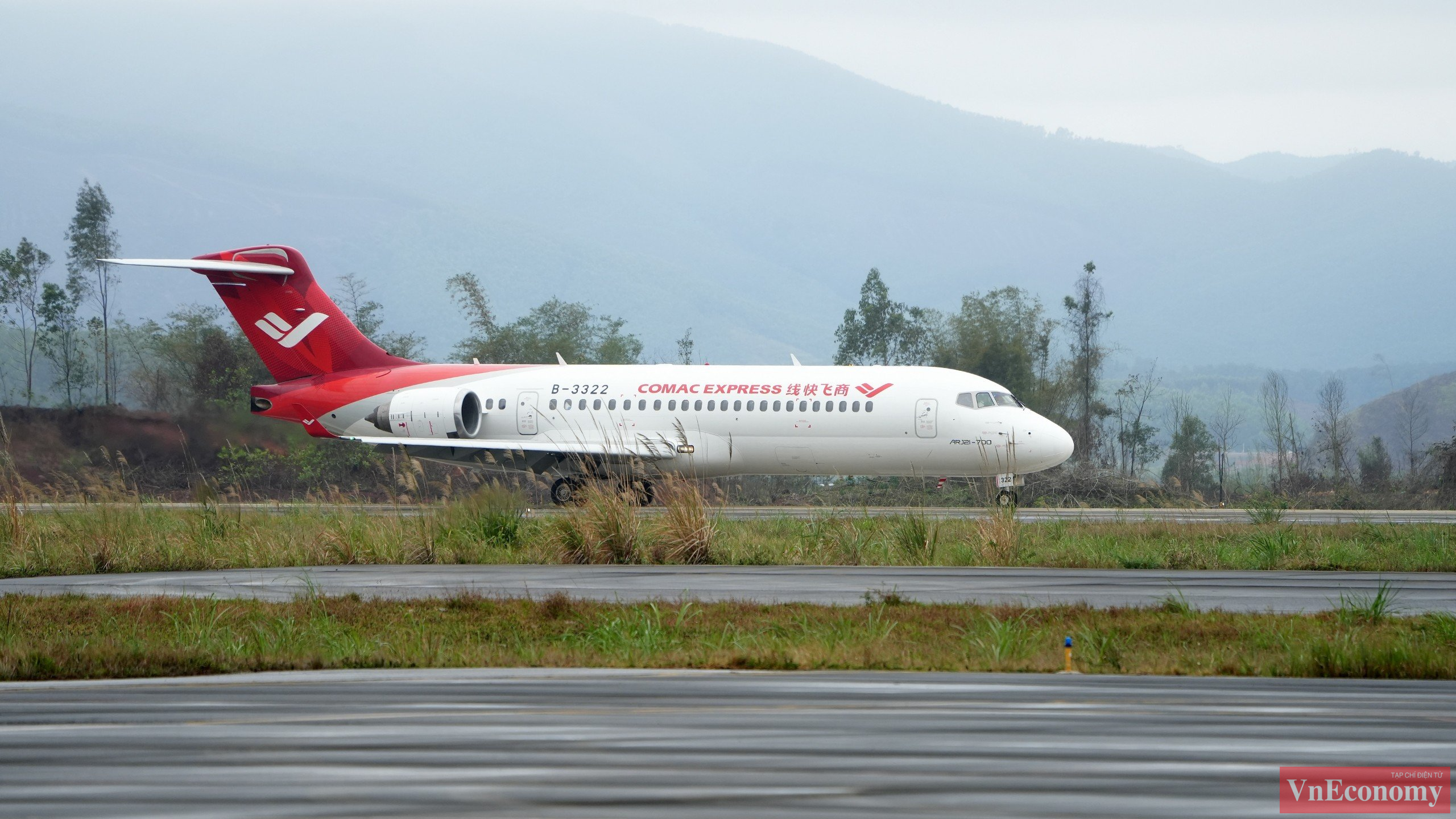 Sau khi tham gia Singapore Airshow 2024, cặp máy bay C919 và ARJ21-700 đã bay thẳng tới Cảng HKQT Vân Đồn, hạ cánh vào trưa ngày 26/2/2024