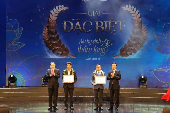 Chủ tịch nước Võ Văn Thưởng và Phó Chủ tịch Thường trực Quốc hội Trần Thanh Mẫn trao Giải Đặc biệt và chứng nhận cho các tác giả.